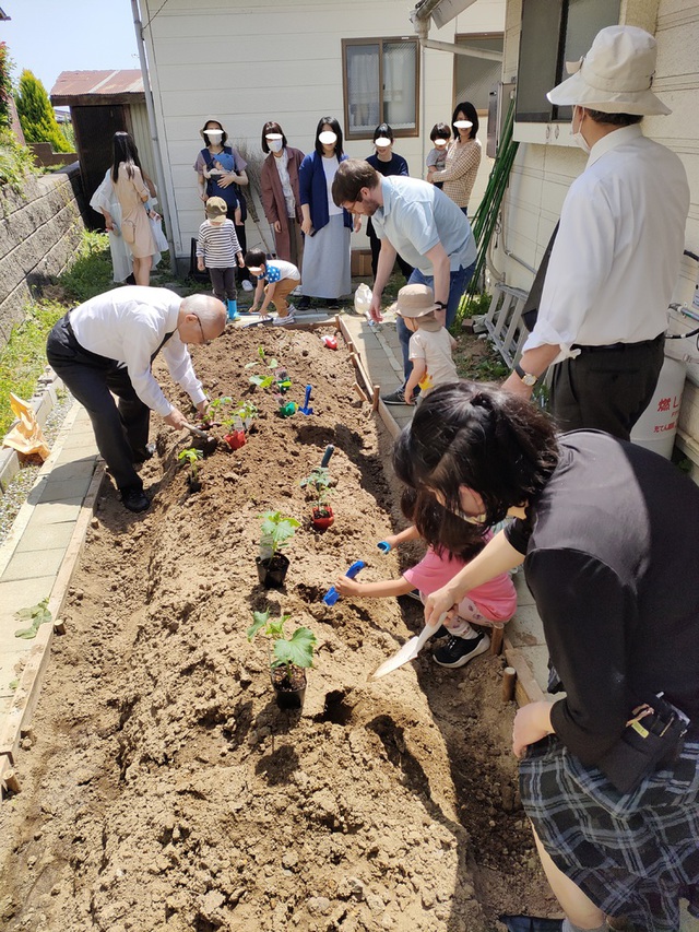 Junさんの この一枚「作物を植えました。サツマイモ、オクラ、ミニトマト、キュウリ、ズッキーニ、スイカ、ナス……。良い実りが与えられますように。」