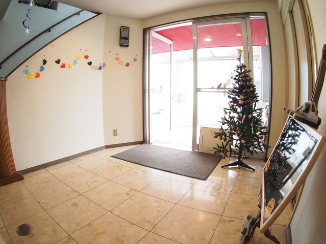 いまいさんの この一枚「アドベントに向けて、教会の中にクリスマスの飾りをしていただきました。<br>玄関にクリスマスツリーが出ています。」