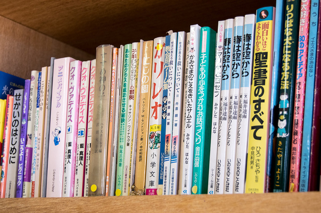 モリーさんの この一枚「名古屋教会はキリスト教関連（聖書や神学など）の書籍が充実しています。写真のようなお子様向けの書籍も数多く揃えられており、「教会は初めて」という大人の方が手に取ることも少なくありません。」