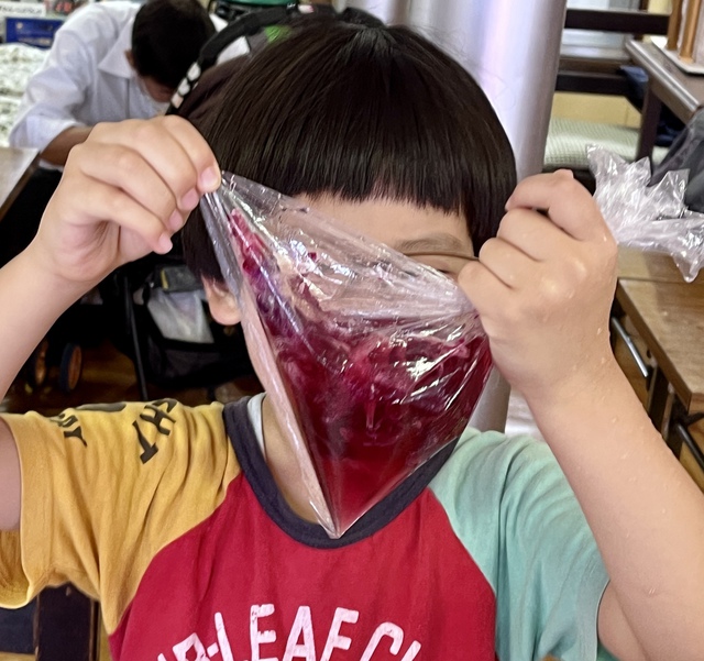 guchiさんの この一枚「わたしは、とこしえの愛をもってあなたを愛し／変わることなく慈しみを注ぐ。（聖書　エレミヤ31:3)<br><br>8/20の教会学校では、赤い液が、レモン水で色が変わる科学実験を体験しました。子どもたちが赤い水を大量に作ったので、ビニール袋が破れないかとハラハラ・・・<br>赤い液の色は変わりしたが、神様の子供たちへの愛は永遠に変わりませんね。<br><br>週末のみなさまの歩みが守られますように<br>迎える8月最後の世界中の主の日が豊かに祝福されますように」