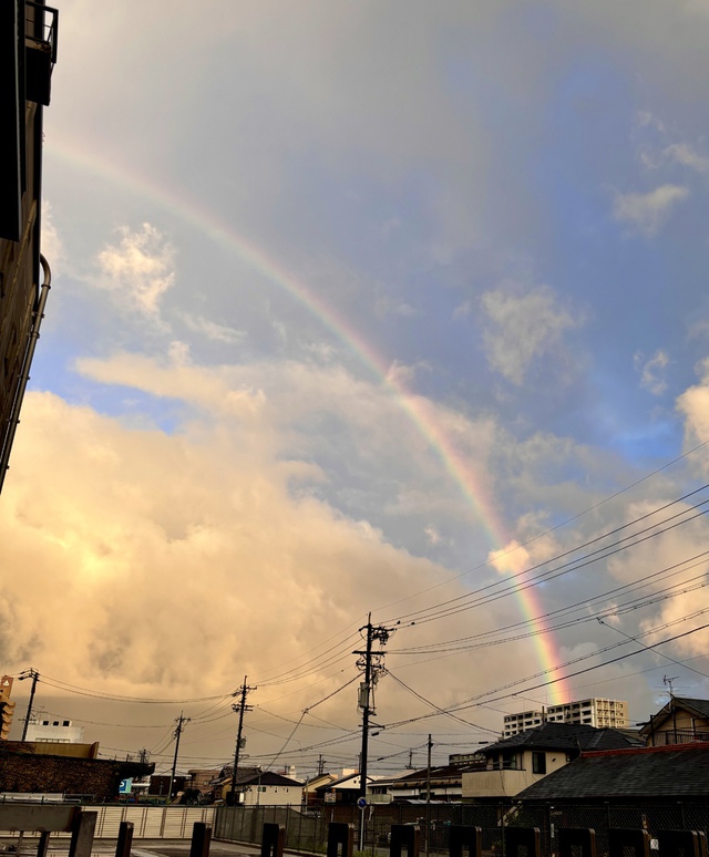 guchiさんの この一枚「雲の中に虹が現れると、わたしはそれを見て、神と地上のすべての生き物、すべて肉なるものとの間に立てた永遠の契約に心を留める（聖書　創世記9:16)<br><br>チラシ配りの途中、空を見上げると、朝焼けに照らされて大きな虹が出ていました。なんだかうれしくなりました。<br><br>今週は日本を台風が縦断しそうです。<br>みなさまの日々の歩みが守られますように・・・<br>夏休み、そして8月最終週。いろんな意味で、嵐の中にある方々（私も含めて）も守られますように。」