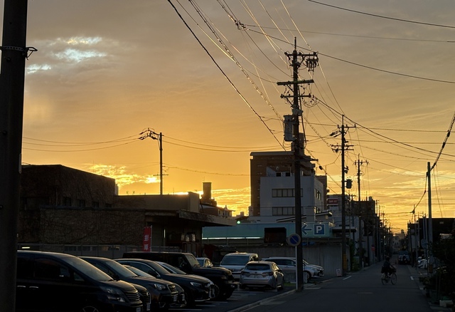ぐちさんの この一枚「日の昇るところから日の沈むところまで／主の御名が賛美されるように（聖書　詩編113:3)<br><br>夕日がきれいに季節になりました。地平線に沈む夕日も素敵ですが、ビルの谷間に沈む夕日もまた素敵です。今日の一日を主に感謝。<br>みなさまの今週の歩みを主が豊かに祝福してくださいますように。」