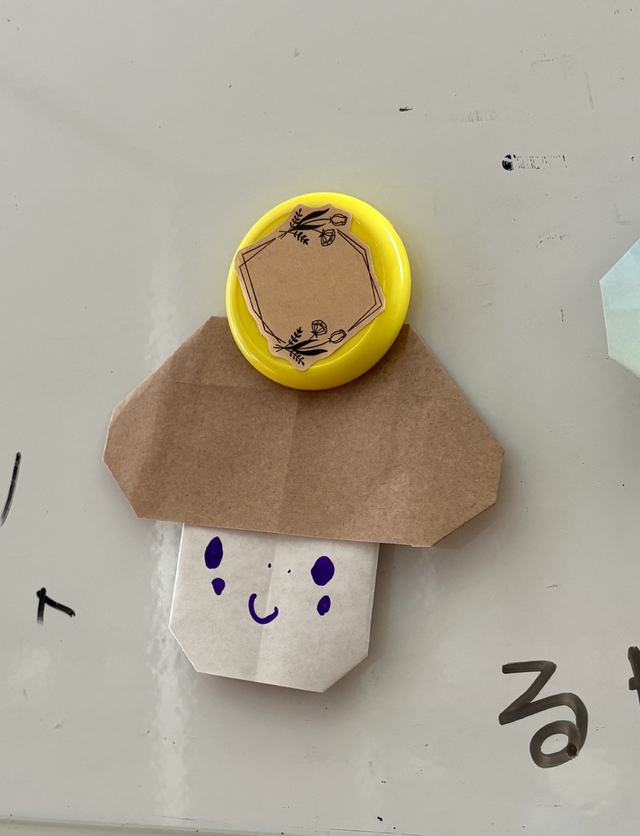 ぐちさんの この一枚「天の国はからし種に似ている。人がこれを取って畑に蒔けば、どんな種よりも小さいのに、成長するとどの野菜よりも大きくなり、空の鳥が来て枝に巣を作るほどの木になる。（聖書　マタイ13:31-32)<br><br>子どもたちが、色紙で「どんぐり」を作ってくれました。主は「どんぐり」どころか、小さな小さな「からし種」さえ豊かに育み、命を与える大きな木にしてくださる方です。」