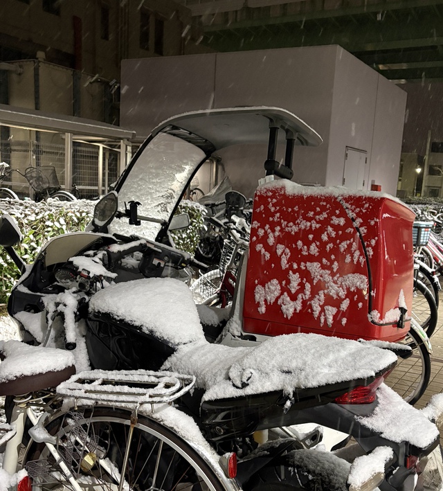 ぐちさんの この一枚「青春の日々にこそ、お前の創造主に心を留めよ。（聖書　コヘレト12:1)<br><br>成人式の日、名古屋は雪の朝です。教会に向かう途中にある美容室は朝の5時なのに、もう灯りがついていました。成人式に向かうみなさんを主が堅くとらえ、豊かに祝福してくださいますように。」