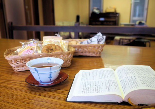 Guchiさんの この一枚「教会に”住んで”いて、様々な方とお話をさせていただく機会をいただいています。<br>聖書とお菓子とお茶って、お話をさせていただく時、大切なものだな・・、と、そんなことを感じています。<br>(聖書と、お茶とお菓子を同列に扱うのはどうかと叱られそうですが、笑)」