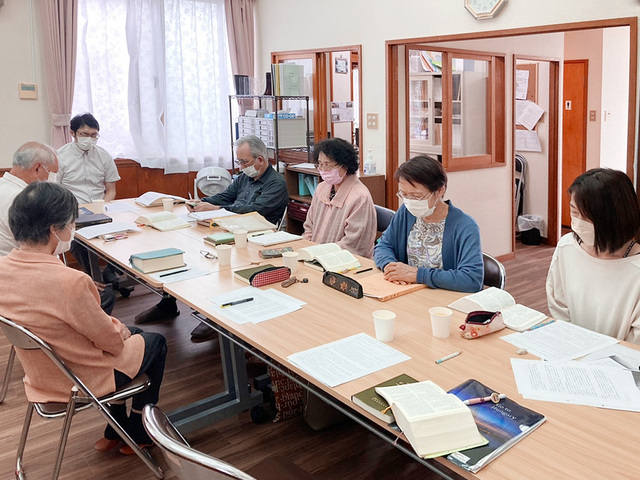 モリーさんの この一枚「日曜日の礼拝以外にも那覇教会ではお祈りの会などさまざまな集いが開かれており、どなたでも自由に参加できます。」