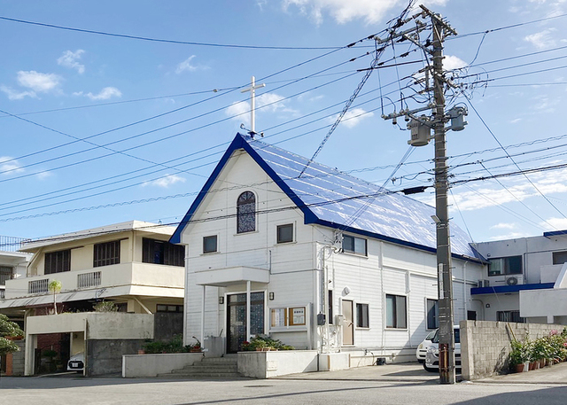 モリーさんの この一枚「那覇教会の外観。空色の屋根とその上に掲げられた白い十字架が目印です。」