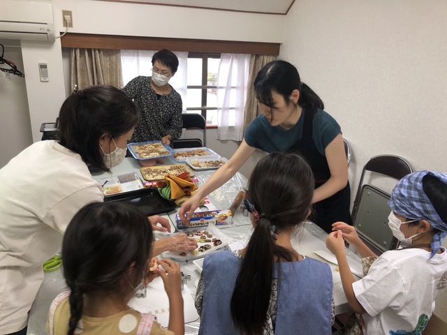 クッキー作りさんの この一枚「イースターのための子供たちのクッキー作り」