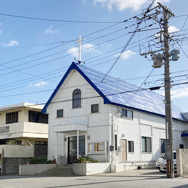 那覇教会の外観。空色の屋根とその上に掲げられた白い十字架が目印です。