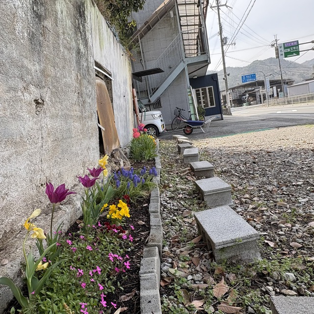 教会ヨコ駐車場のスペースを花壇にしてみました。