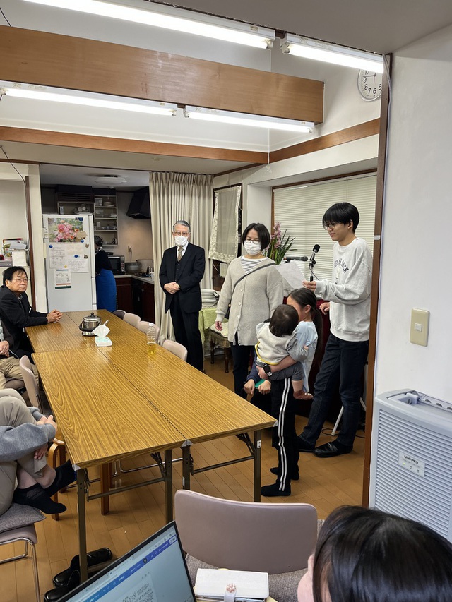 古口直美さんの この一枚「3月にさまざまな記念日を迎えた方々と感謝会でした。幼児洗礼1年記念を迎えたMくんは代わりにお姉ちゃまが近況を伝えてくれました。「悪になってる」そうです（笑）」