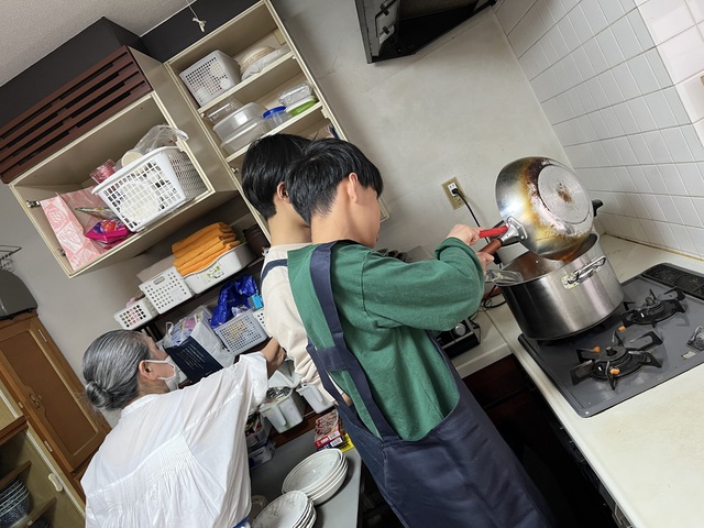 古口直美さんの この一枚「カレーを作っています。火を使うのはお兄さんたちで。美味しいカレーができました。」