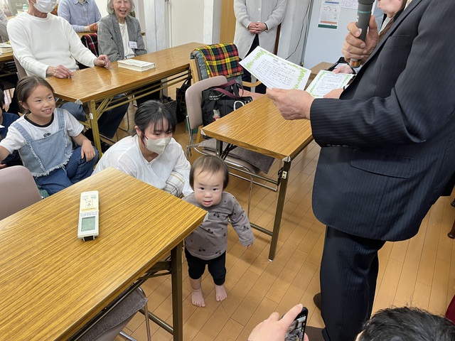 古口直美さんの この一枚「4月になりました。教会学校でもみんな学年が上がります。最年少のお友達も順番に並んで賞状とプレゼントをもらいます。生徒たちは教会の宝物です。」