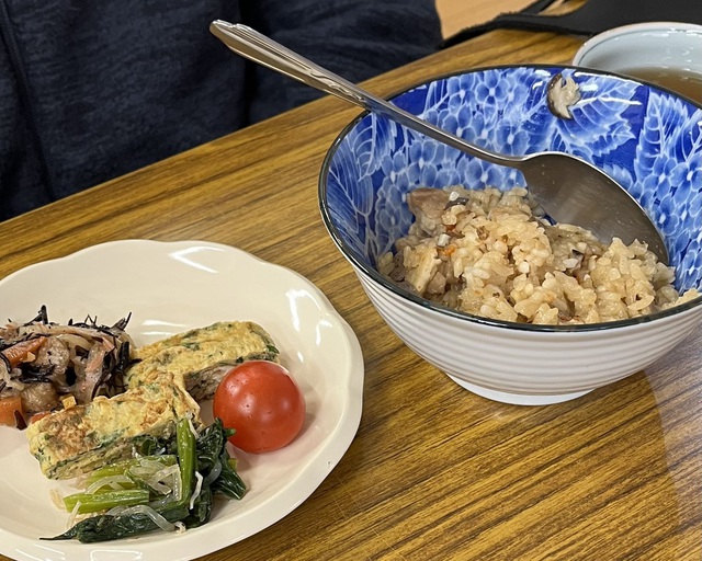 古口さんの この一枚「今年3回目の愛餐会のメニューは、炊き込みご飯です。お惣菜(食卓の前の物と呼ばれています)は、ある時とない時、いろいろです。愛餐会は、第三と第四の日曜日の予定です。礼拝の後、ぜひどなたでもどうぞご一緒に。」