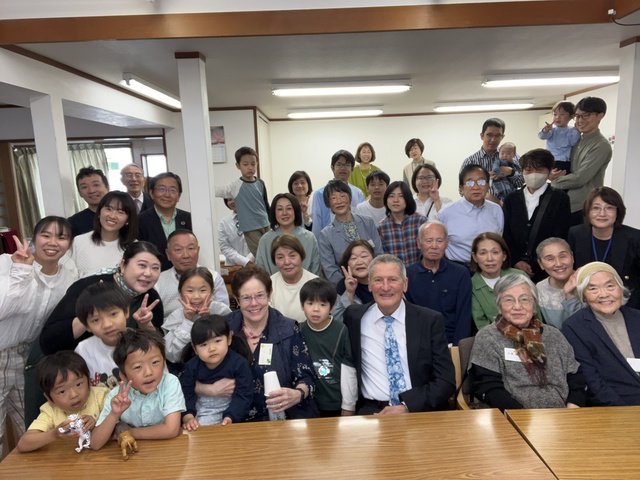 古口さんの この一枚「本日は、愛媛県の新居浜の教会より、デベット先生ご夫妻にお越しいただいての特別礼拝でした。世界宣教を覚えて南アフリカから日本へ来てくださる宣教師ご夫妻です。会堂いっぱいで昼食もいただきました。」