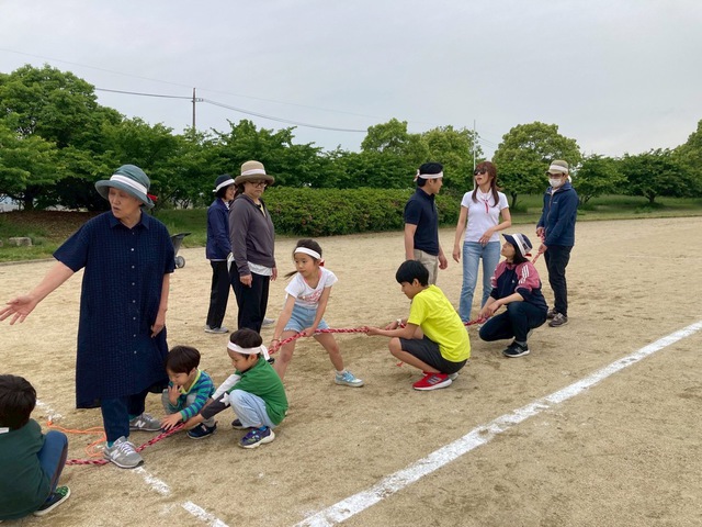 古口さんの この一枚「5/11礼拝後、主にある家族の年に一度のスポーツ大会。子どもたちも年々大きくなり競技も本格的になってきました。会堂では見られない姿や個性を感じ、神様に感謝。今年は手に優しい木綿の綱引きの綱を新調しました。」
