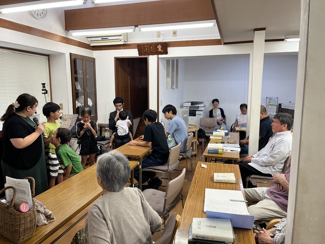 古口さんの この一枚「夏の小学生のキャンプから無事に戻った小学生の報告会の様子です。」