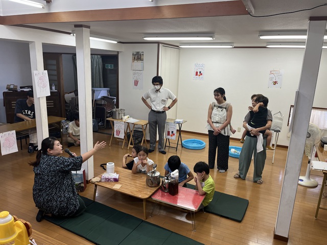 古口さんの この一枚「本日の午後は、夏休み最後の岡山教会との合同の教会学校のイベント。準備中の様子です。たくさんのお店を準備しました。アサリオン硬貨を持ってお買い物。」