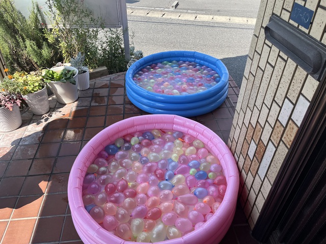 古口さんの この一枚「聖書のお話の後は、水風船で暑さをふっ飛ばすぞの勢い。いやいや、さらに暑くなるプレイヤーたち」
