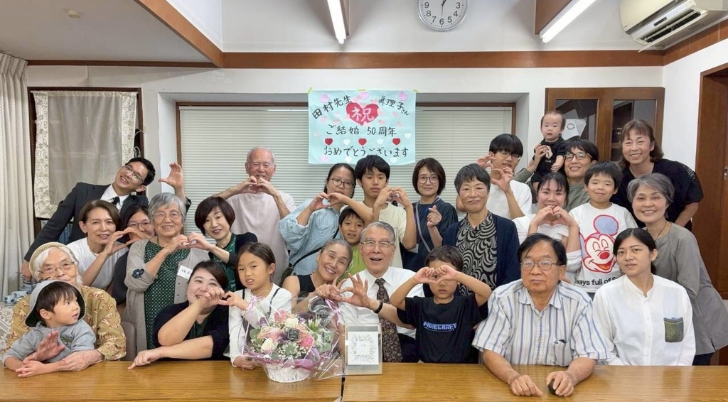 古口さんの この一枚「本日は牧師夫妻の結婚50周年をお祝いしました。愛餐会後の集合写真です。こんな教会です。ぜひぜひお越しください。」