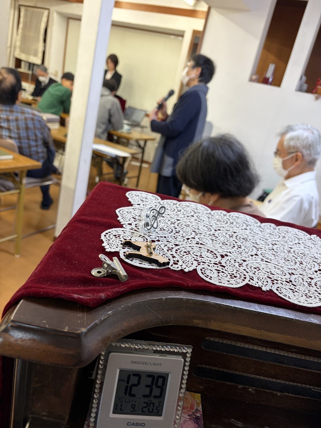 古口さんの この一枚「11/9 礼拝の最後の「報告の時間」の様子です。会員同士祈り合うために、大切な時間です。」