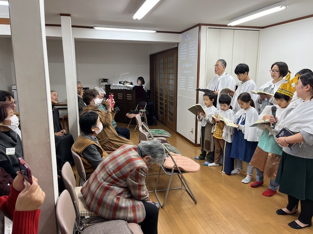 古口さんの この一枚「クリスマスおめでとうございます。今日はうれしい日です。2025年もここに書ききれないうれしいことがありました。礼拝後のお祝いの会の様子です。来年はあなたもぜひどうぞお越しください。」