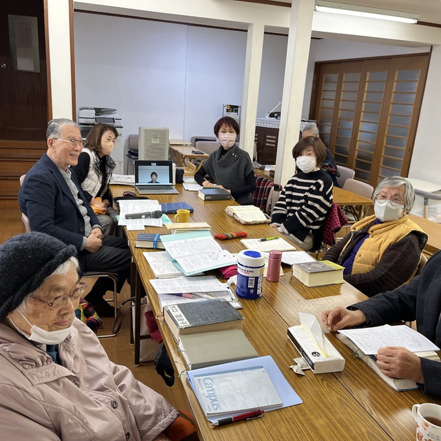 木曜日朝の祈祷会の様子です。夜は仕事終わりの方など、また別のメンバーが集まっています。