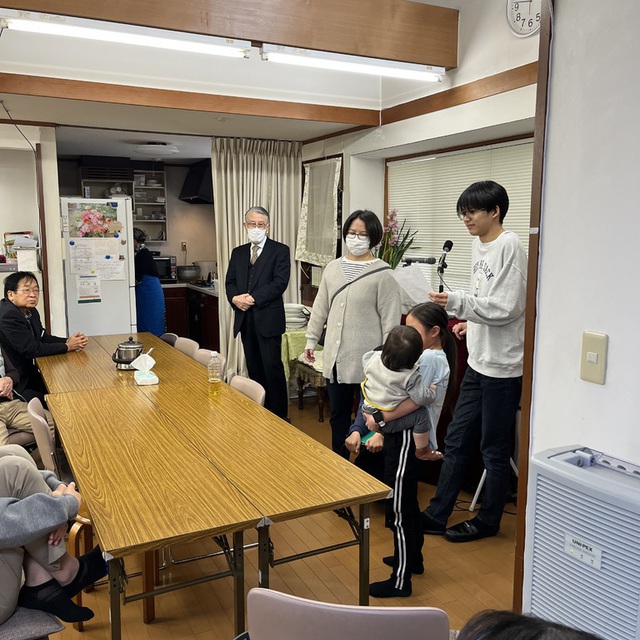 3月にさまざまな記念日を迎えた方々と感謝会でした。幼児洗礼1年記念を迎えたMくんは代わりにお姉ちゃまが近況を伝えてくれました。「悪になってる」そうです（笑）