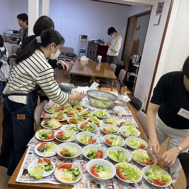 岡山教会の教会学校と合同で、ハレルヤチャーチキャンプ(お泊まりもあり)の1日目の夕食作りです。大人がやってるのは盛り付けで、材料を切ったのは子どもたちです。