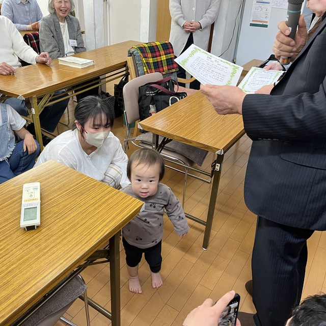 4月になりました。教会学校でもみんな学年が上がります。最年少のお友達も順番に並んで賞状とプレゼントをもらいます。生徒たちは教会の宝物です。