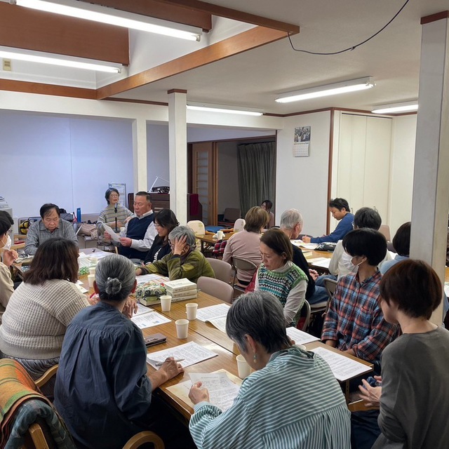 朝は、イエス様の譬え話から学びました。そして昼食の後、第二回コイノニアの集いが開催されました。訪問看護師をされてきた方の「納得した終末期を過ごすためのヒント」というお話でした。その時の様子です。