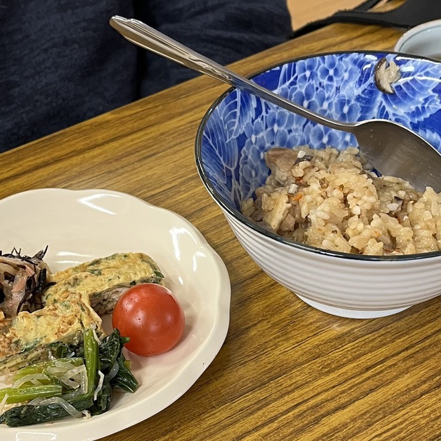 今年3回目の愛餐会のメニューは、炊き込みご飯です。お惣菜(食卓の前の物と呼ばれています)は、ある時とない時、いろいろです。愛餐会は、第三と第四の日曜日の予定です。礼拝の後、ぜひどなたでもどうぞご一緒に。