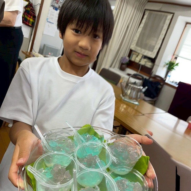 岡山も梅雨に入りました。蒸し暑い日でしたが、午後のひと時、爽やかな手作りのアジサイゼリーをいただきました。本日(6/15)は神戸改革派神学校より牧田創神学生とご家族がお越しくださり、奨励のご奉仕をしてくださいました。