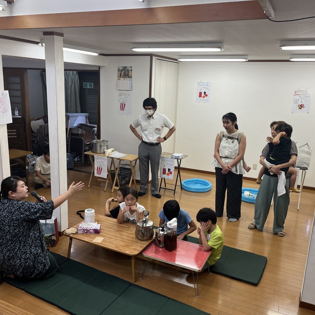 本日の午後は、夏休み最後の岡山教会との合同の教会学校のイベント。準備中の様子です。たくさんのお店を準備しました。アサリオン硬貨を持ってお買い物。