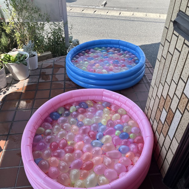 聖書のお話の後は、水風船で暑さをふっ飛ばすぞの勢い。いやいや、さらに暑くなるプレイヤーたち