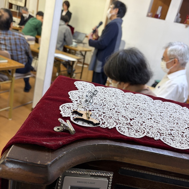 11/9 礼拝の最後の「報告の時間」の様子です。会員同士祈り合うために、大切な時間です。