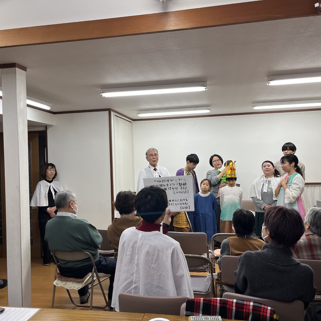 カンペ係も手作りの天使のケープを着ています。