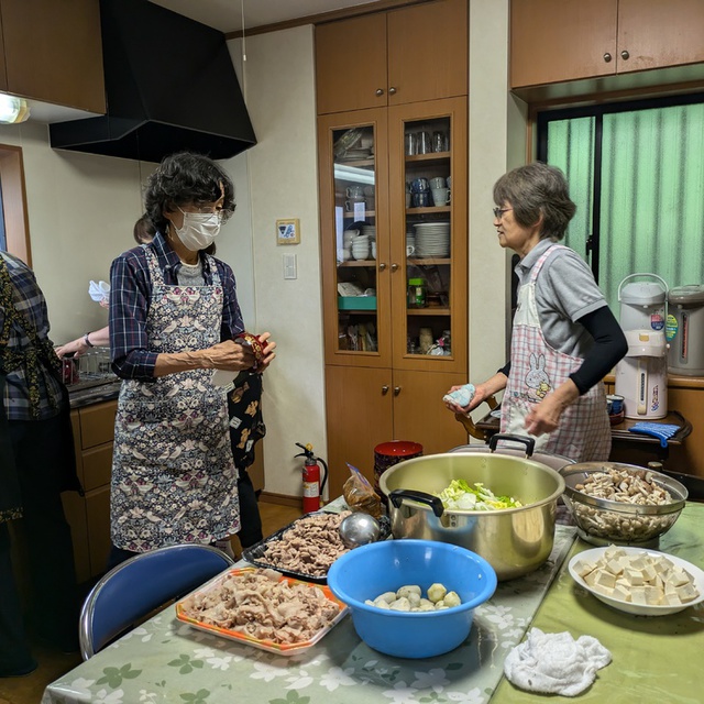 久々の、芋煮会開催のため、前日準備をしました。皆さんベテランさんですから、あっという間に～。