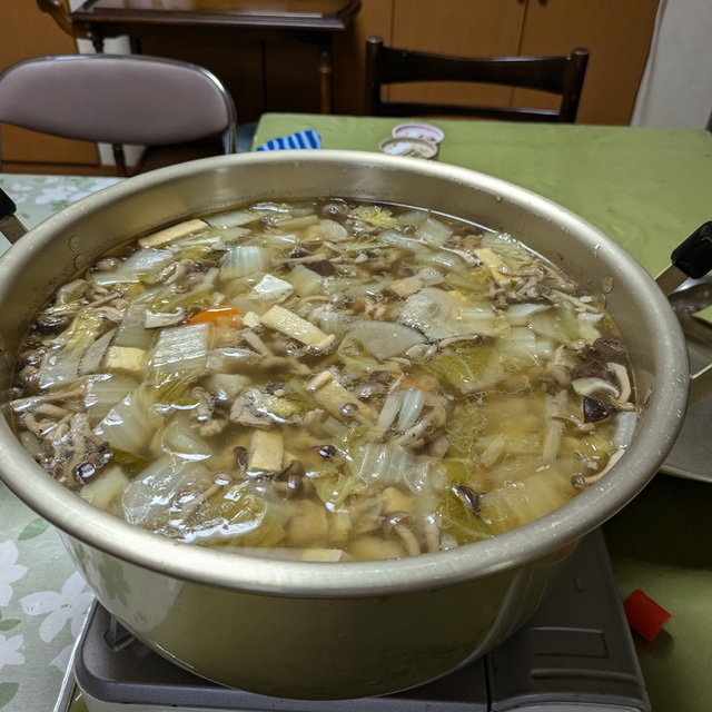 あっという間に大鍋二つ分の芋煮が出来上がりました。明日は仕上げのお味噌と、ネギを入れるだけです！！
