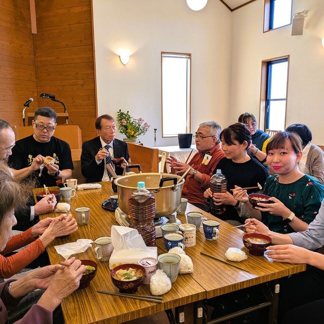 久々の芋煮会。みんなさんで食卓を囲み、おなかも心もホットになりました。たくさん作ったので、おかわりたくさんいただきました！！