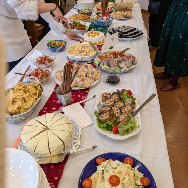 今年のクリスマスは、礼拝後に愛餐会（食事会）を久々に行いました。教会員の手作りのごちそうが並び、とても楽しいひと時でした。
