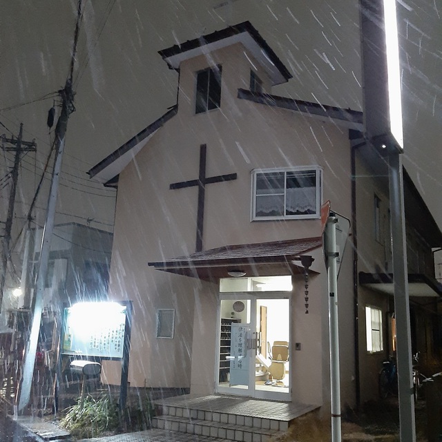 春雪の夜の美しいせんげん台教会。