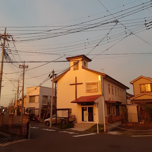 2025年10月8日の夕焼けの中のせんげん台教会

