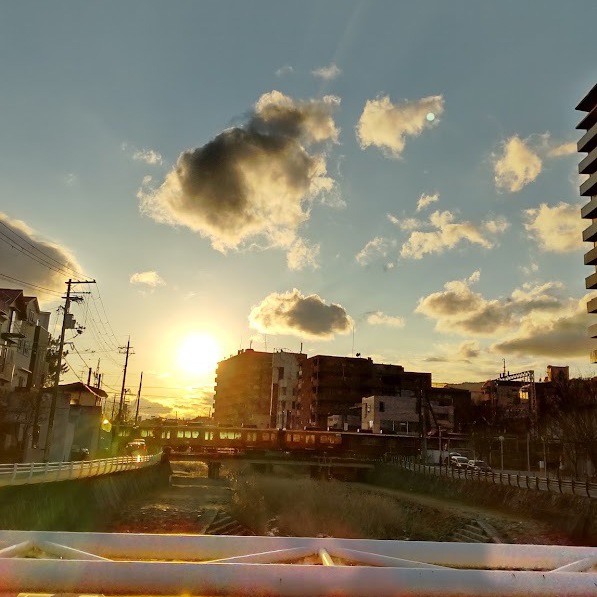 阪急電車を穏やかな夕焼けが照らしています。今日もそれぞれの場所で平安がありますように。