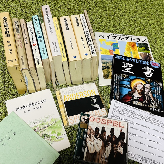 敬愛する信仰の大先輩から、書籍やCDをお譲りいただきました。神さまの導きについて、具体的に体得し消化してゆきたいです☆ 沢山のクリスマスプレゼントをありがとうございました。