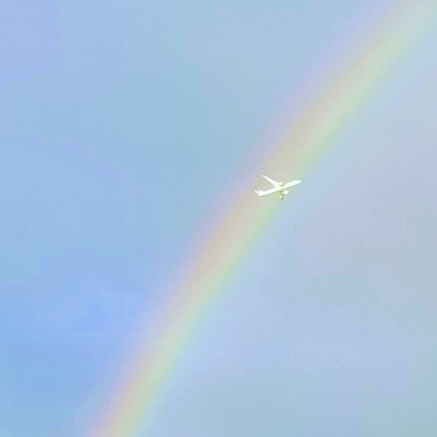 虹が出るといつも教えて下さる教会のSさんの写真です。今回は虹をバックに飛行機まで！「わたしは雲の中にわたしの虹を置く。これはわたしと大地の間に立てた契約のしるしとなる。創世記９：１３」