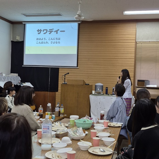 タイ語で「サワディ」は、色々な意味で用いられるあいさつの言葉です。