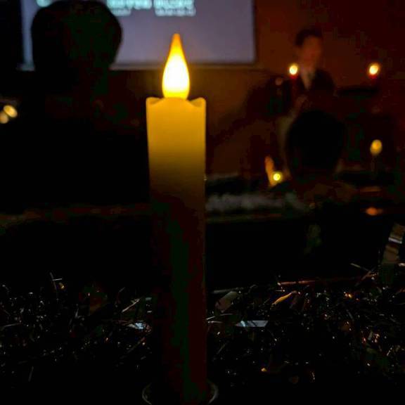 12/14子どもクリスマス会。キャンドルを灯して、クリスマスの夜に思いをはせて。