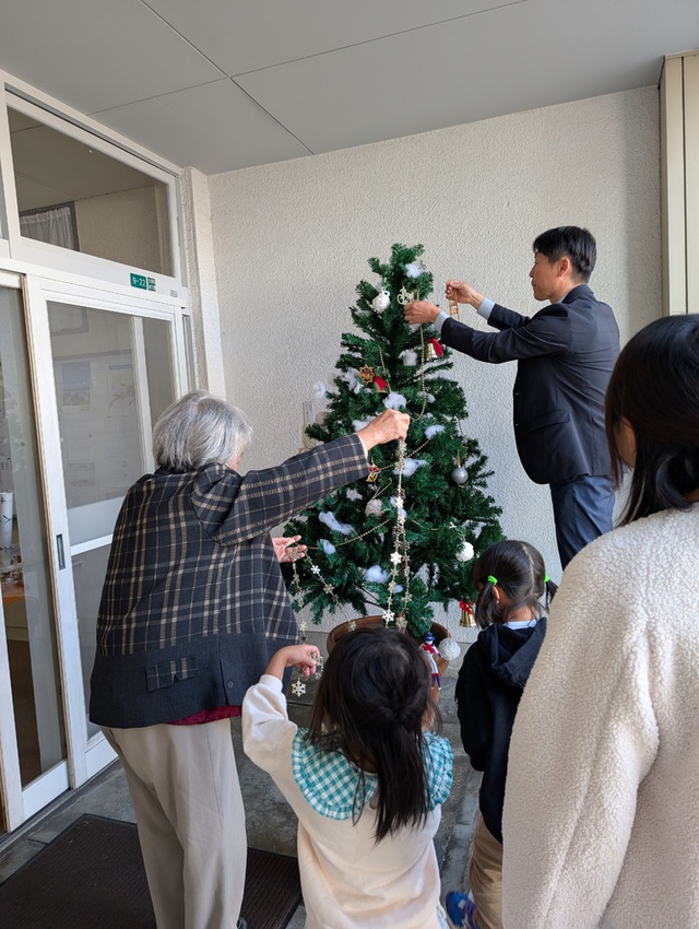 サンディさんの この一枚「アドベント第1主日礼拝後、日曜学校の子供たちとクリスマスツリーの飾り付け♪」