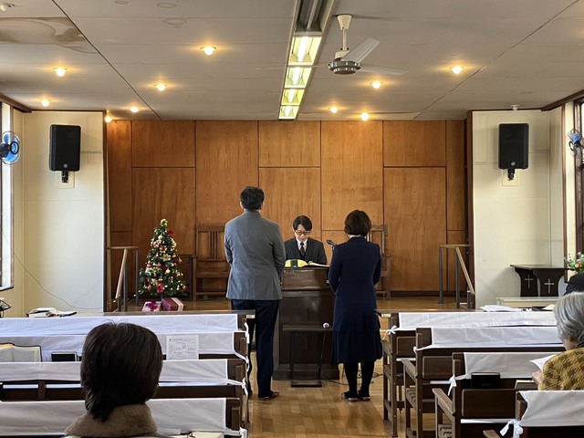 サンディさんの この一枚「今年最後の礼拝で加入式が行われました♪」